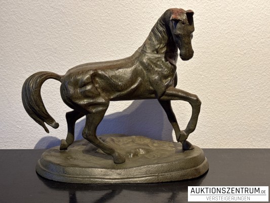 Große Bronzeplastik eines schreitenden Pferdes auf Ovalplinthe, 42 x 46 x 22cm