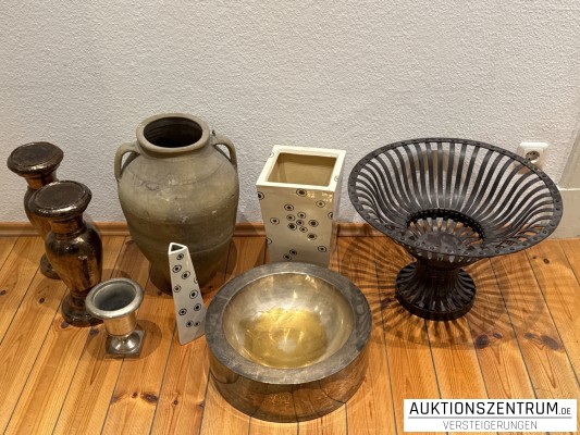 Dekoratives Konvolut Vasen, Schalen, Konsolen und Metallkorb