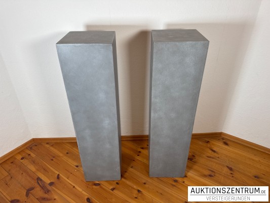 Paar Konsolen / Präsentationssäulen / Ausstellungspodeste aus Holz, hellgrau, Höhe 100cm