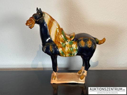 Sancai-Pferd im Stil der Tang-Dynastie Keramikplastik, 20. Jahrhundert 33 × 36 × 15,5cm