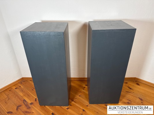 2 Konsolen / Präsentationssäulen / Ausstellungspodeste aus Holz, dunkelgrau, Höhe 90 cm