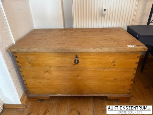 Antike große rustikale Holztruhe / Bauerntruhe 115 x 67 x 64 cm