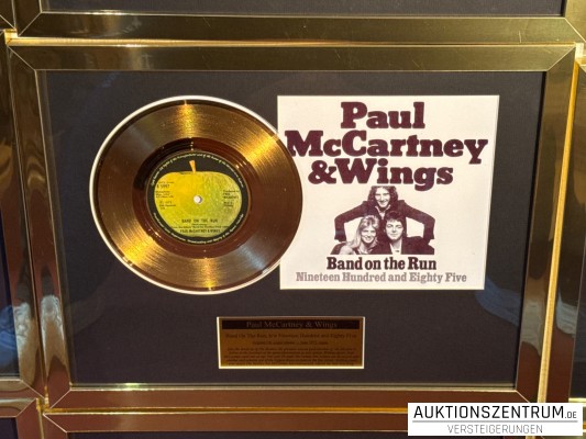 Paul McCartney & Wings Gold Award Display Single: Band On The Run, b/w Nineteen Hundres and Eighty Five, Apple Vinyl