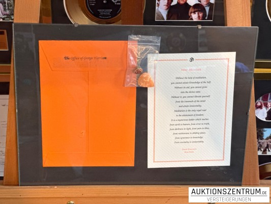 Office of George Harrison London 1998: Karte + Plektrum + goldenes Om