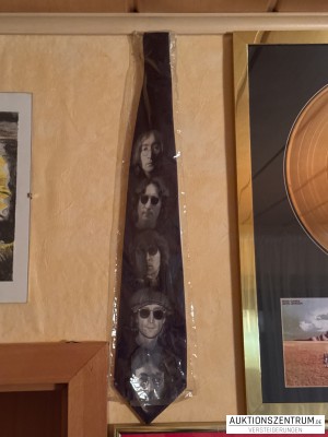 Unique Bob Gruen Autograph on John Lennon Tie (Unikat Krawatte)