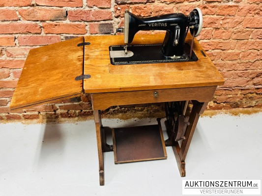 Clemens Müller Veritas 31 Tret-Nähmaschine im Klapptisch