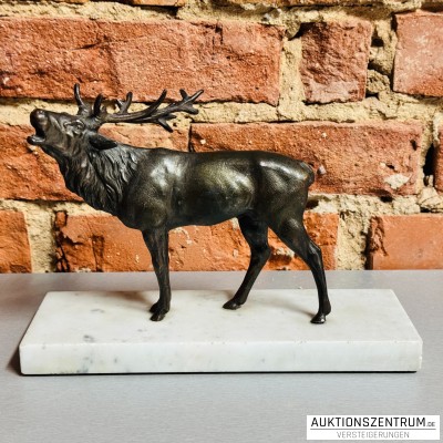 Bronzefigur röhrender Hirsch auf Marmorsockel, Bronze-Skulptur