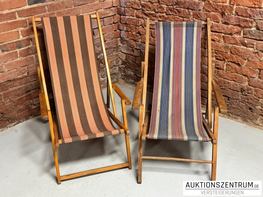 Zwei Vintage Holz-Liegestühle klappbar mit Streifenbespannung DDR