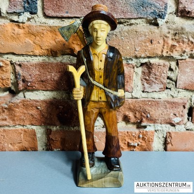 Waldarbeiter m. Axt, Holzfigur handgeschnitzt, Holzschnitzerei ca.36 cm