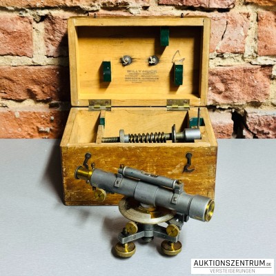 Optisches Nivelliergerät in Holzkasten für Vermessung und Bauwesen
