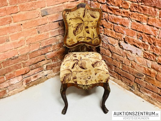 Rokoko um 1800 Stuhl, verziert mit Ornamenten