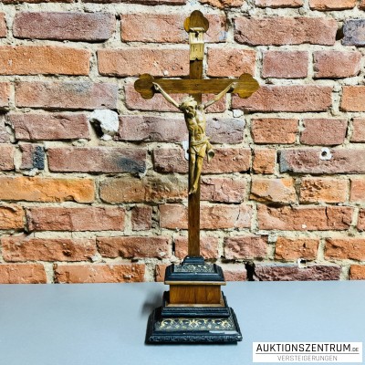 Spieluhr im Holz-Kruzifix mit geschnitztem Corpus, Christi auf Sockel 24*64cm