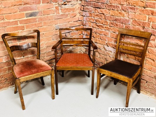 3 vintage Holz-Stühle mit und ohne Armlehnen