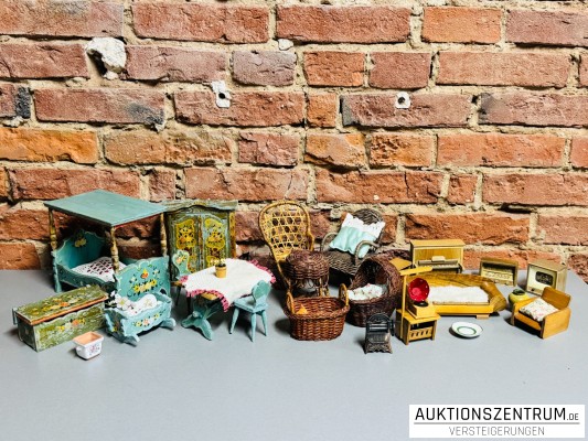 Historische, handbemalte & geflochtene Puppenstuben-Möbel