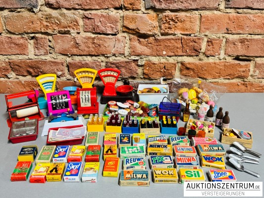 Konvolut historisches Spielzeug Kaufmannsladen: Waagen, Kassen, Waren...