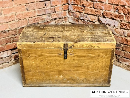 Alte rustikale Holztruhe / Bauerntruhe 85*50*50 cm